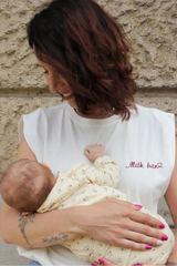 Mujer con la PLAYERA DE LACTANCIA SIN MANGAS MILK BAR vista de frente, con su bebé en brazos
