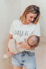 dando pecho con playera de lactancia