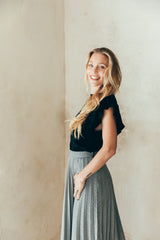 Playera de lactancia negra con olanes