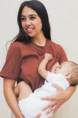 Mamá amamantando a su bebé con una camiseta de lactancia Chocolate