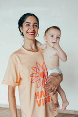 Playera de lactancia happy vibes