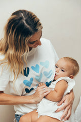 Mama en playera de lactancia corazones azules