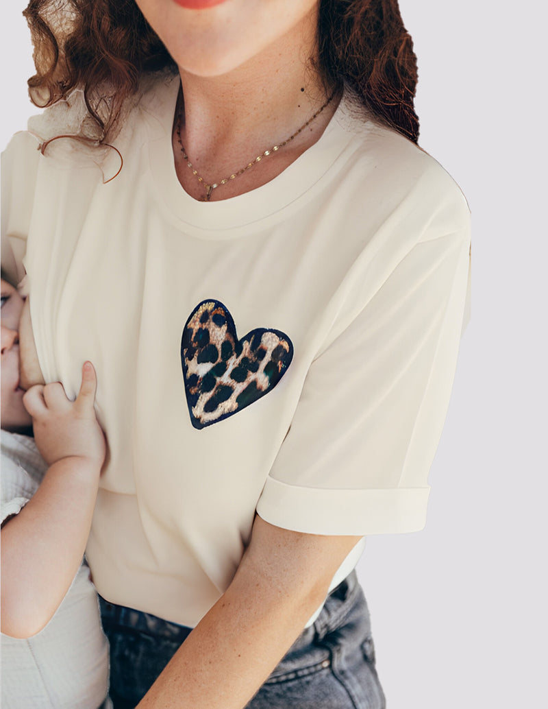 Playera de lactancia beige corazón leopardo